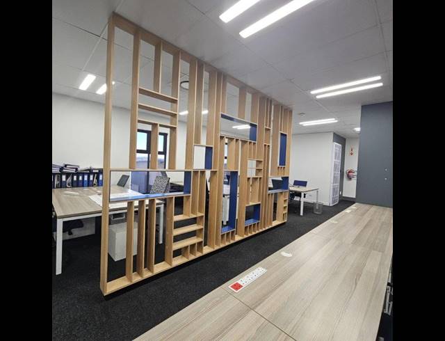 1,371M² BUILDING TO LET IN DIE HOEWES